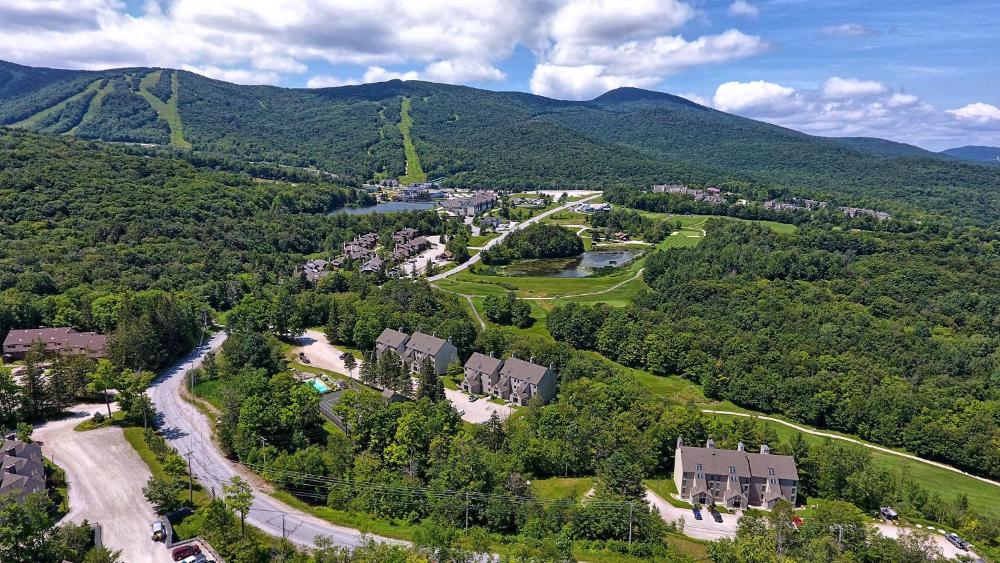 Perfect four bedroom condo with shuttle to the mountain, ski Back Whiffletree D8